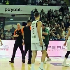 Download Video: Panathinaikos-Maccabi maçında skandal pankart! Ergin Ataman çılgına döndü