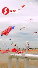 Video herunterladen: Giant kites filled the sky of Klebang on Malaysia Day