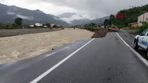 Artvin’de taşkın ve heyelanda yol çöktü