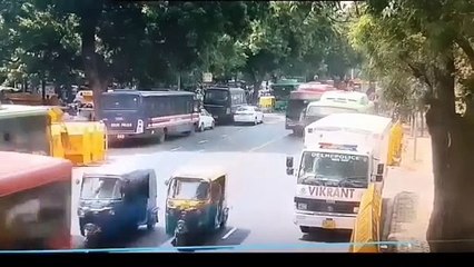 Bus Accident in India ..... CCTV