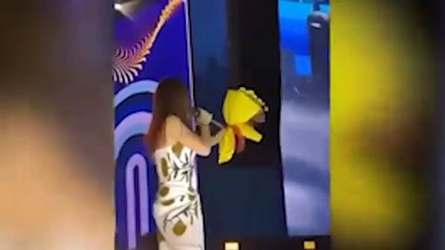 Simge Sağın sahnede neye uğradığı şaşırdı! Önce çiçek sonra telefon...