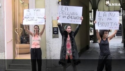 Iene Vegane a Milano contro la Fashion Week: "Si puo' essere belli anche senza animali morti"