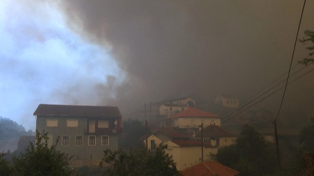 Un village encerclé par les flammes dans un Portugal frappé par une série d'incendies