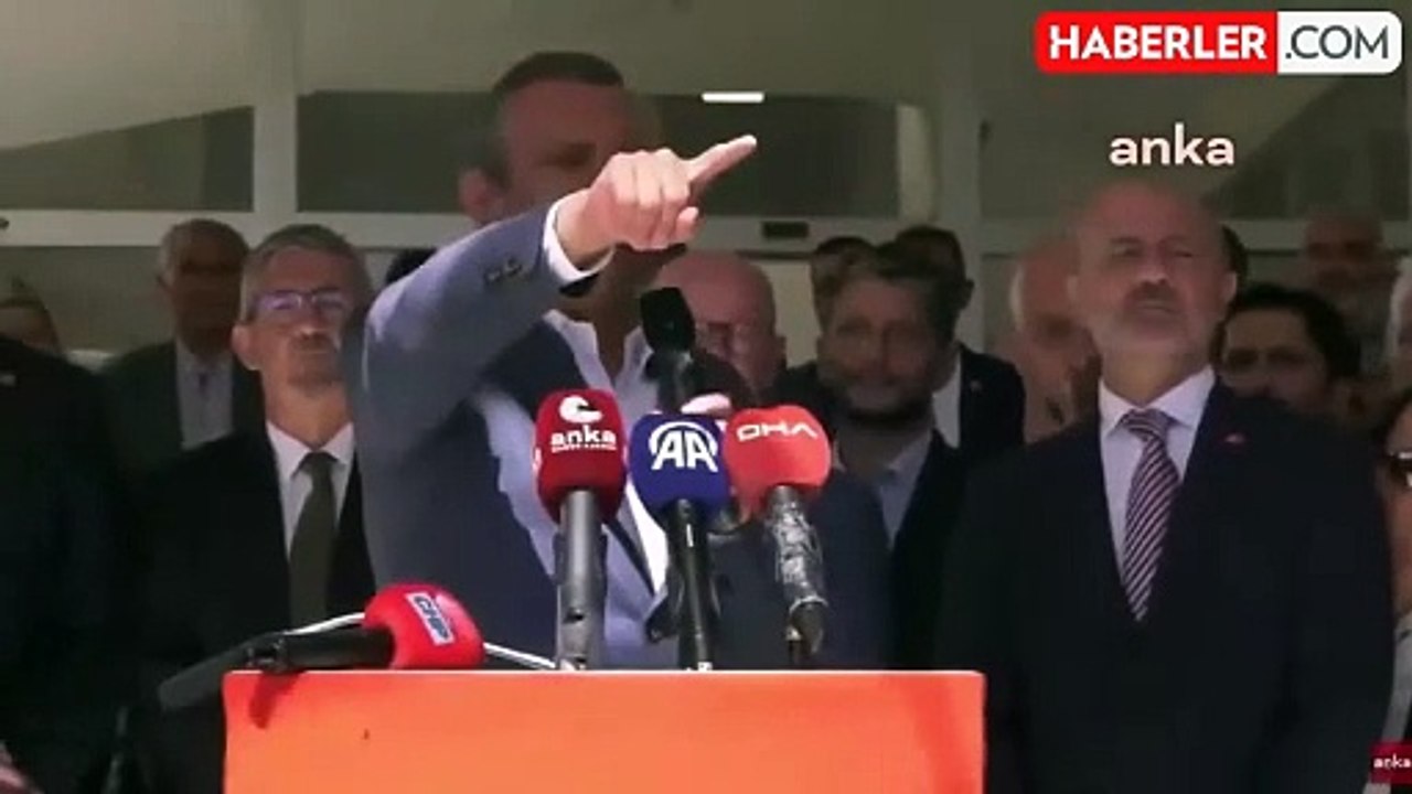 Rakı vaadiyle alkış alan Özgür Özel, hemen düzeltme yaptı: Cümlenin sonunda diye alkış oldu değil mi?