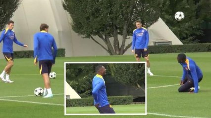 Inter, il rito di Thuram prima delle gare di Champions: preso a pallonate dai compagni