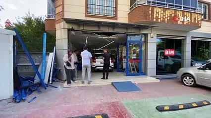 Otomobil BİM'e daldı! Vatandaşlar çekiliş var zannetti!