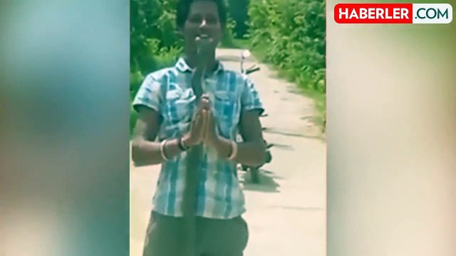 Hindistan'da sosyal medya gösterisi için yılanı ağzına koyan genç, yılanın ısırması sonucu hayatını kaybetti