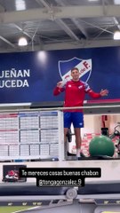 La actuación del jugador de Nacional Gastón González, con canto y baile, en el gimnasio de Los Céspedes