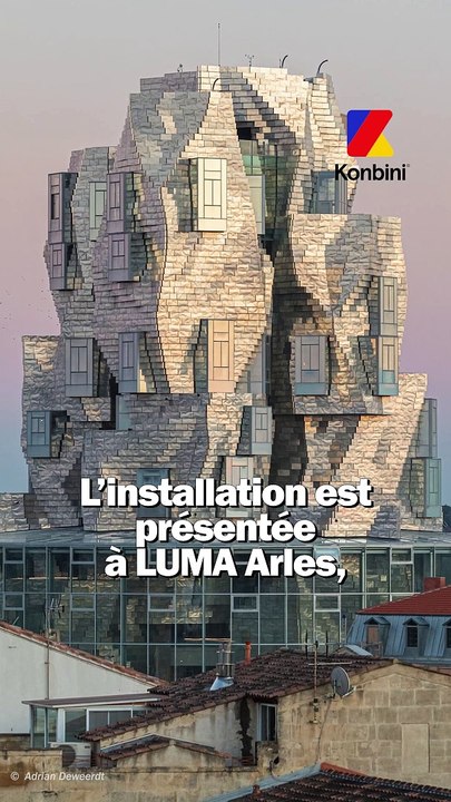 On a plongé dans une installation artistique composée de 330 kg de plumes, et c'est grâce à Judy Chicago, qui investit @luma_arles jusqu'au 29 septembre.