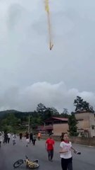 Un étage de fusée s’écrase dans un village de Chine