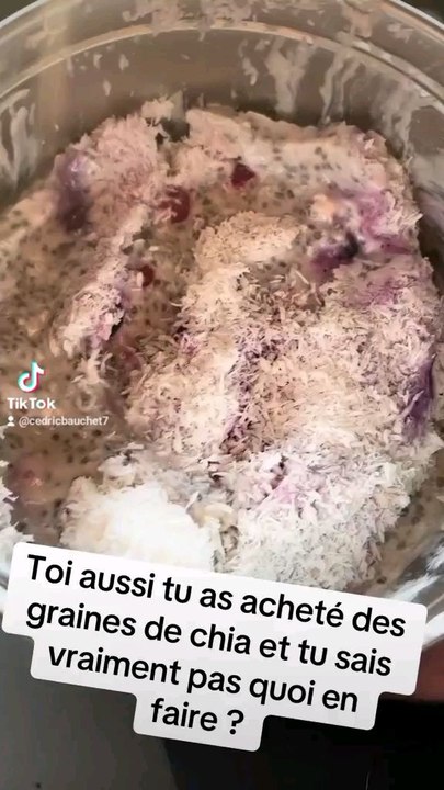 - graines de chia 20g- lait de ton choix (ici du alpro banane) 100ml- skyr 150g- fruits rouges (ici surgelés) 50g- whey (ici vanille) 1 dose- noix de cajou 20g- noix de coco râpée 10g (je l’ai rajouté avant de le manger). Pense à laisser gonfler !