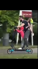 Ce papa est complètement inconscient des risques avec ses enfants