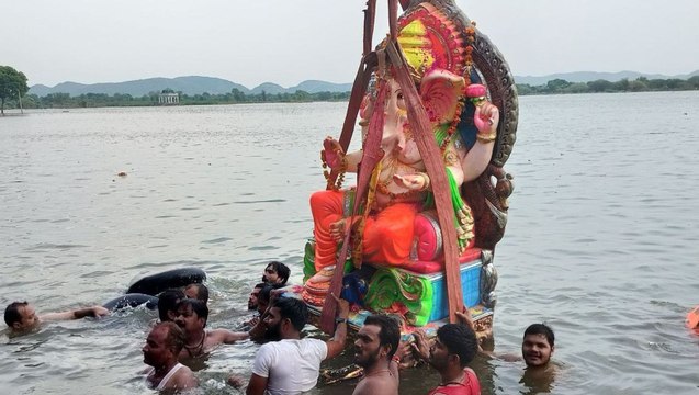 गणपति बप्पा को विदा करने उमड़ी भीड़, जयकारों के साथ जलसेन तालाब में किए विसर्जित