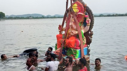 गणपति बप्पा को विदा करने उमड़ी भीड़, जयकारों के साथ जलसेन तालाब में किए विसर्जित