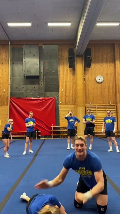 Getting ready for Worlds with @teamswedencheer   FYI- no flyer was harmed during this clip!   #teamsweden #cheerleading #worlds #stuntfail #circleofshame