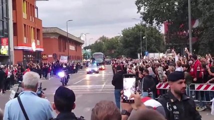 下载视频: Milan, il pullman arriva a San Siro: che accoglienza dei tifosi!