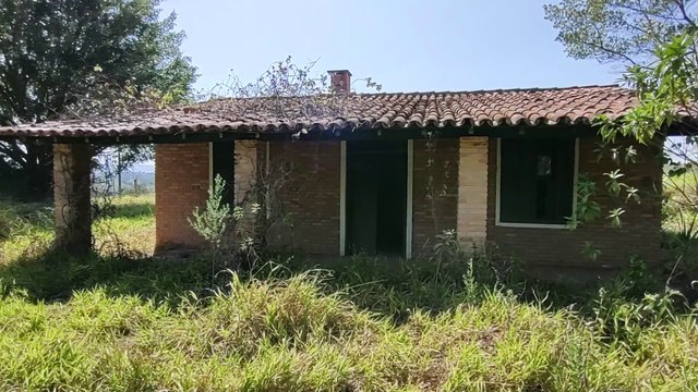 A CASA DA LAREIRA E A CASA DO FOGÃO DE LENHA, ABANDONADAS EM MEIO ÀS MONTANHAS