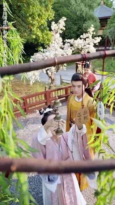 The favorite concubine who was designed by the queen to die tragically after being dressed accidentally, in order to survive, she hugged the thigh of the Son of Heaven at the beginning to ask for favor.