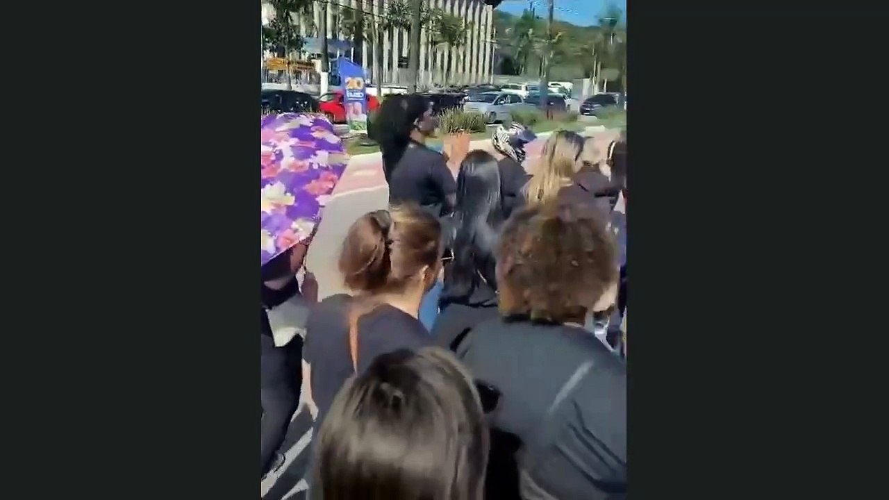 'Respeite a educação': Professores protestam contra violência nas escolas e seus direitos em Guarujá