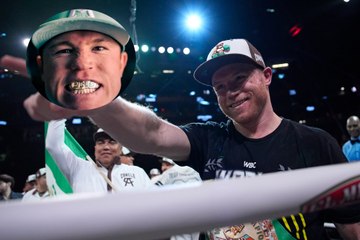 Canelo presume protector bucal de oro para su pelea contra Edgar Berlanga