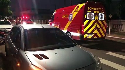 Homem desce do carro, tenta atravessar a rua, mas é atropelado por carro