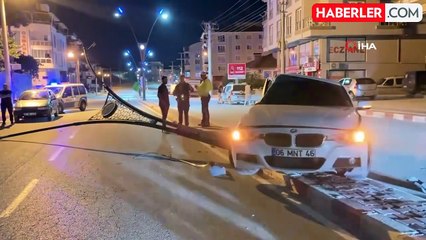 Burdur'da Kontrolden Çıkan Otomobil Aydınlatma Direğine Çarptı