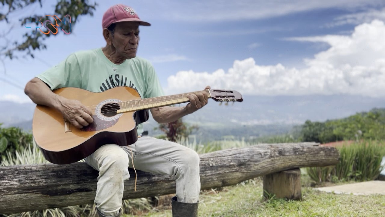 mqn-Alfonso Fonseca- El Pollo Viejo que encanta con su guitarra y humildad-170924