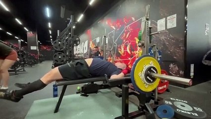 Homem quase perde a vida em exercício de supino em academia; veja vídeo