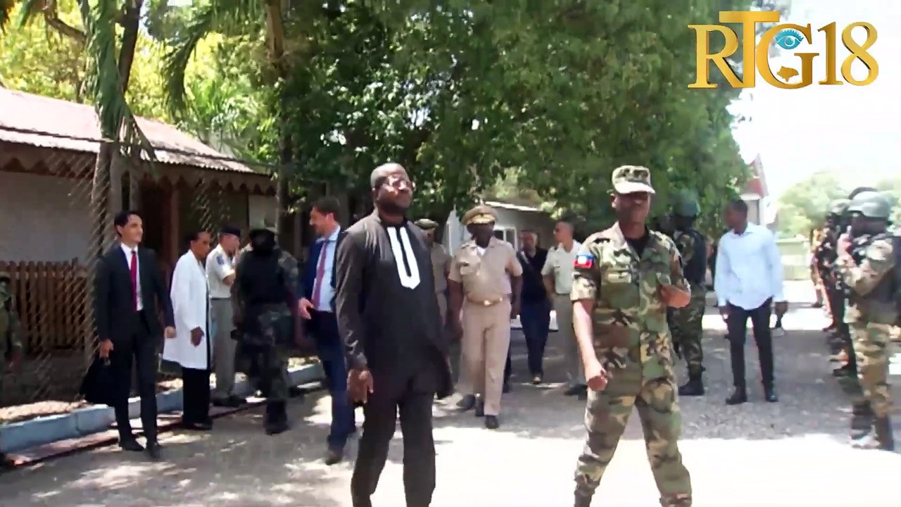 Minis Defans lan Jean Marc Berthier ak Anbasadè Lafrans la Antoine Michon vizite baz FAD'H la.