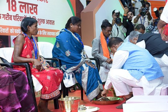 CG Video: CM साय ने प्रधानमंत्री आवास योजना की एक महिला लाभार्थी के पैर धोए, देखे Video..