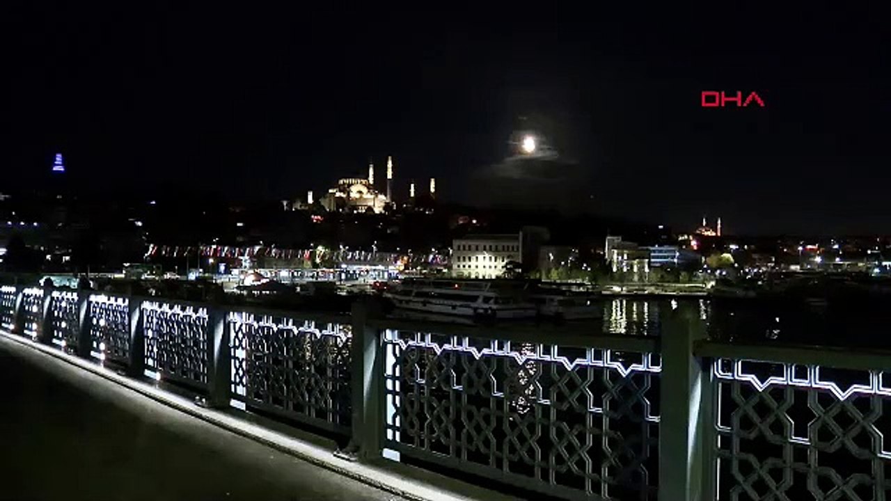 Süper Kanlı Ay tutulması görsel şölen oluşturdu