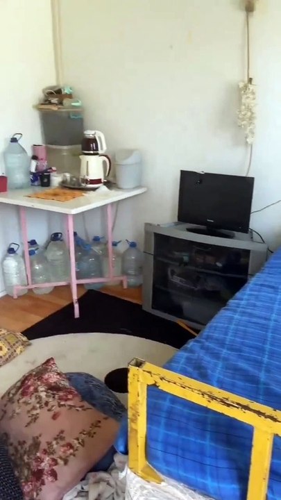 Mangal kokusu alınca göz yaşlarına hakim olamayan depremzede: Bize de verir misiniz diyemedik