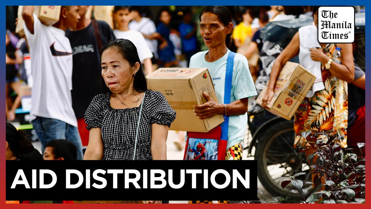 DSWD distributes food packs in Bacoor City