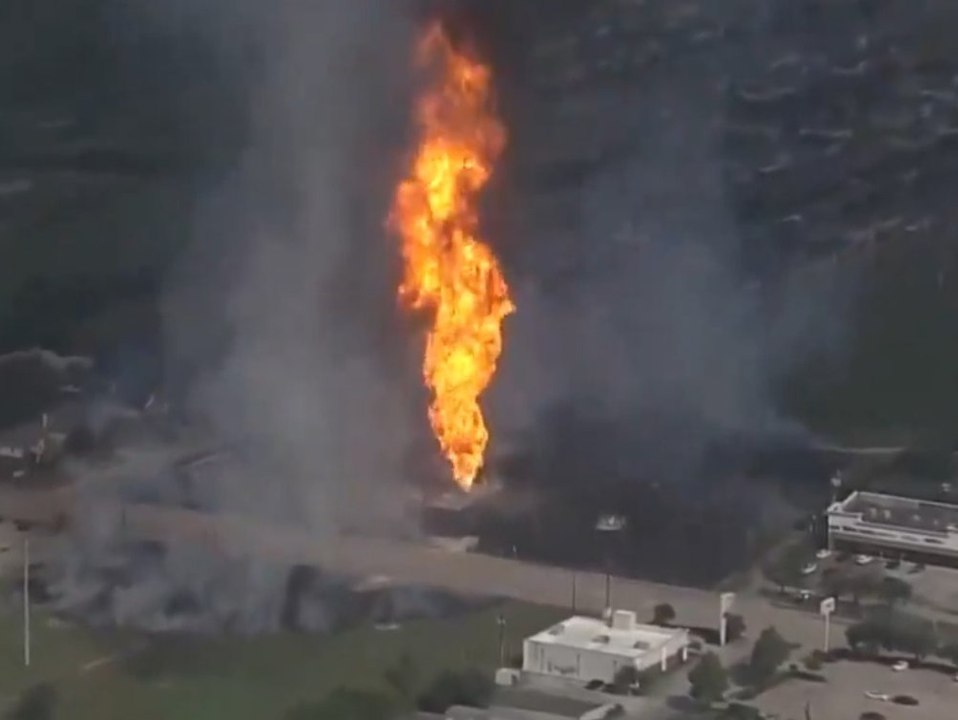 Gas-Pipeline brennt lichterloh: Wohnviertel evakuiert