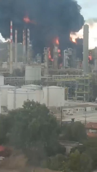 Un important incendie s'est déclaré dans l'une des plus grandes raffineries de pétrole de Grèce - Reuters.Le site se trouve à 70 kilomètres d'Athènes ; les habitants ont été priés d'évacuer les lieux.