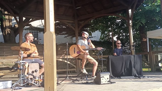 l'art prise 30 juillet 2024 square de jade Tharon plage..... alain souchon..... foule sentimental