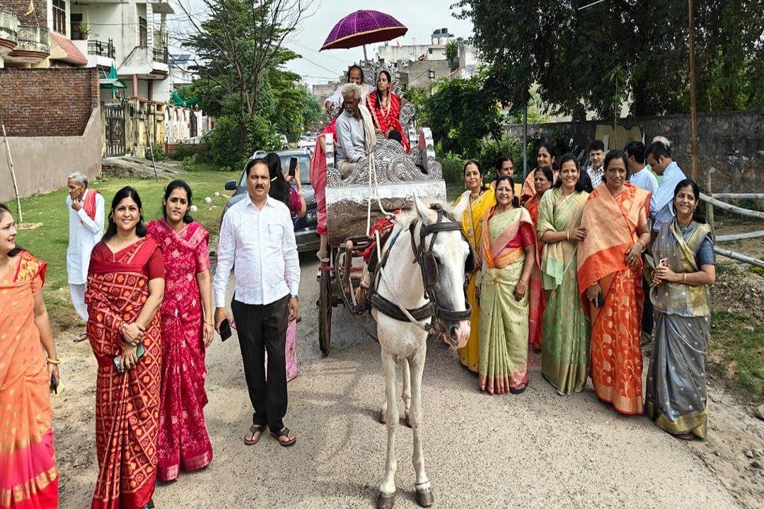त्यागी व्रतियों का किया अभिनंदन, खोपरा-मिश्री खिलाकर मांगी क्षमा