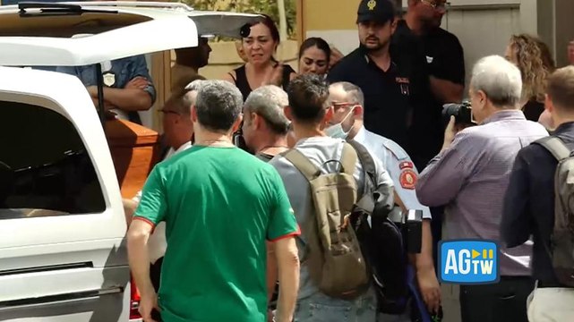 Applausi e commozione per Totò Schillaci: l'uscita del feretro dall'ospedale