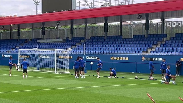 El cariñoso abrazo de Lewandowski a Ansu Fati antes del Barça-Mónaco