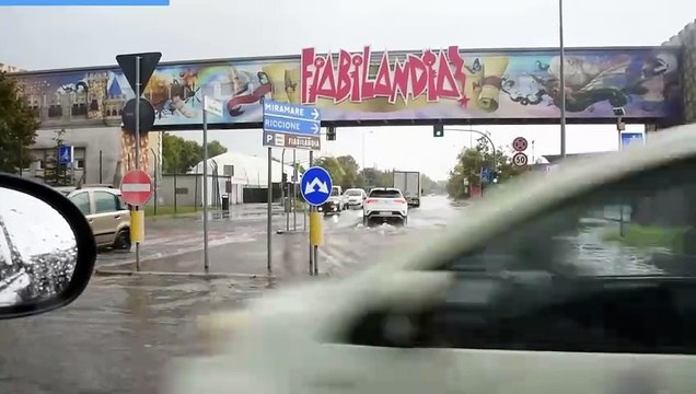 Maltempo a Rimini: strade e spiagge allagate