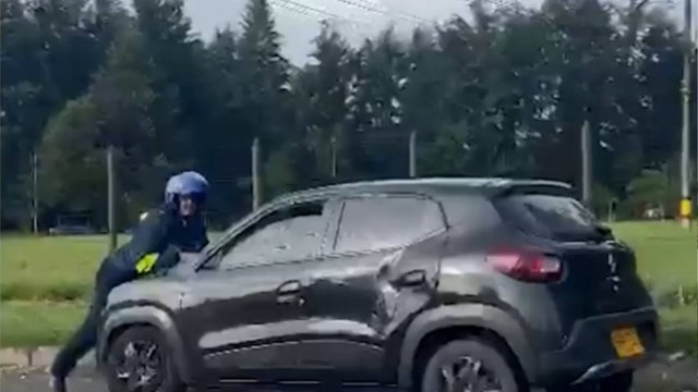 Video | Conductor arrastró a un agente de tránsito en plena vía de Rionegro