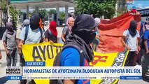 Normalistas de Ayotzinapa bloquean la autopista del Sol