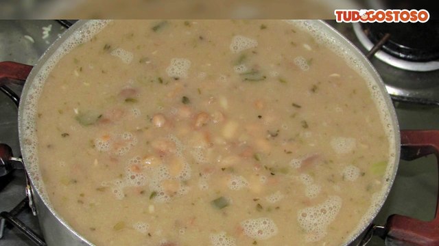 Feijão cozido na panela comum sem pressão