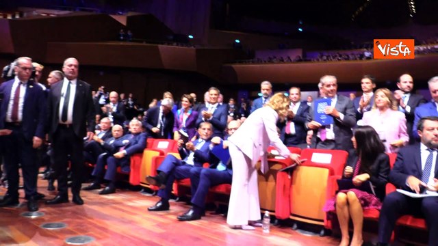 La stretta di mano tra Meloni e il Presidente di Confindustria Orsini all'Assemblea del gruppo