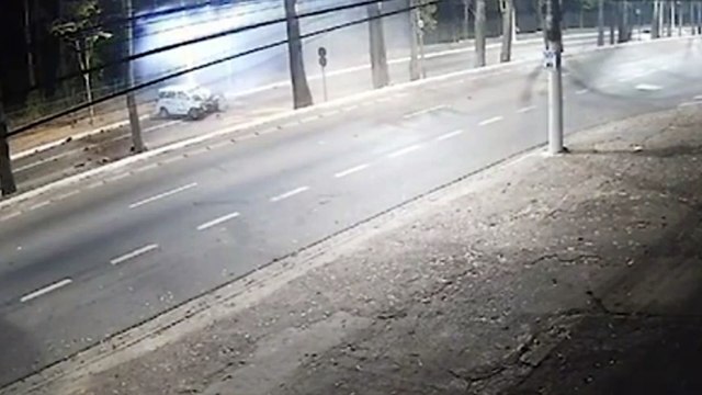 Viatura da PM bate e explode durante perseguição a ladrões em SP