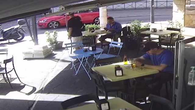 Borseggiatore seriale ruba per tre giorni di seguito allo stesso bar: le telecamere lo riprendono