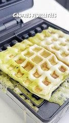  GAUFRES FEUILLETÉES MOZZA, TOMATE & PESTO 