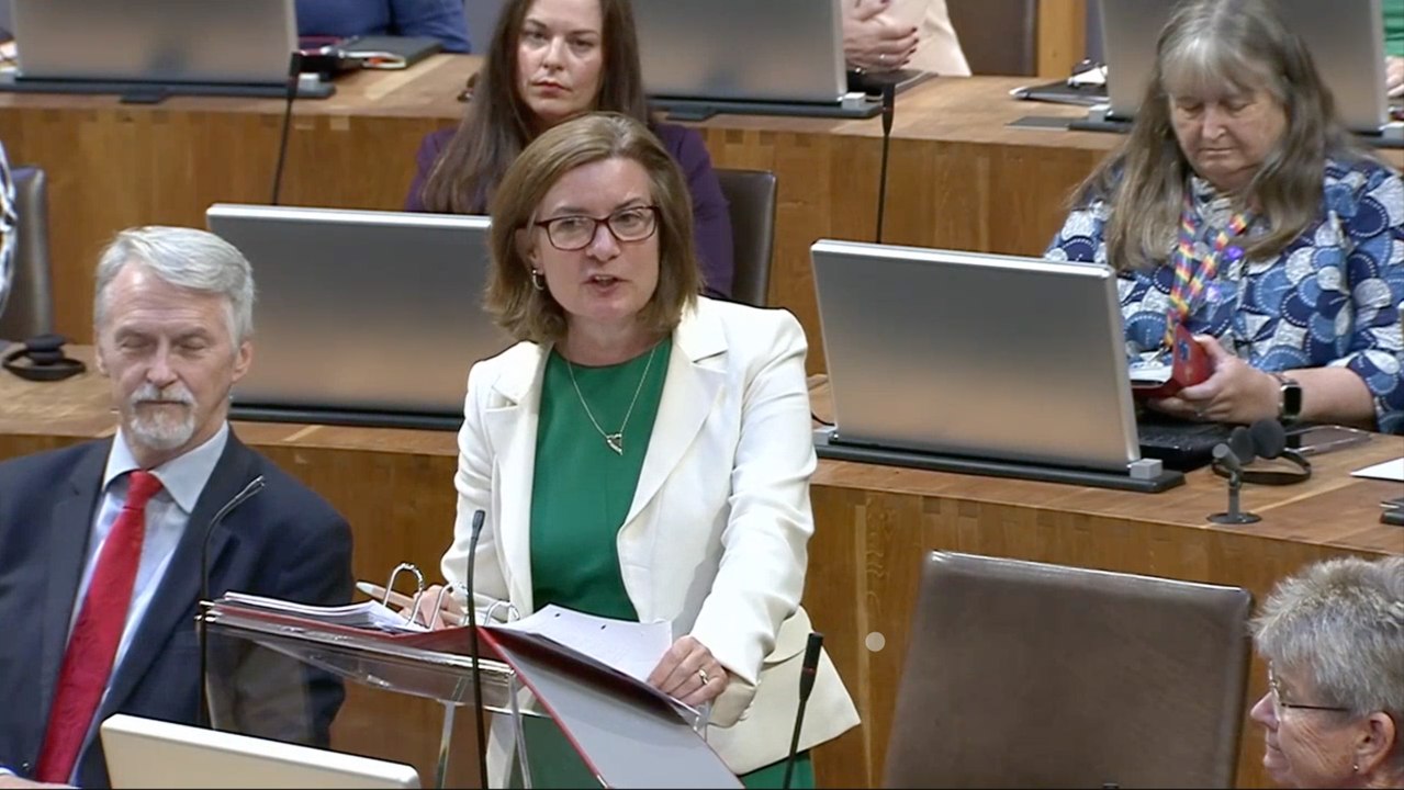 Eluned Morgan says to ‘ask Kier’ over winter fuel payments