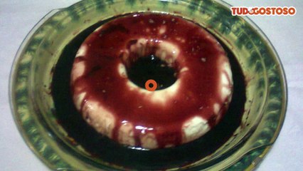 Manjar branco com calda de vinho