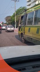 #Virales | Las llantas en un estado cuestionable,  sigue su ruta como si nada   . La tensión aumenta con cada bache, mientras todos se preguntan: ¿Cuánto más puede aguantar?